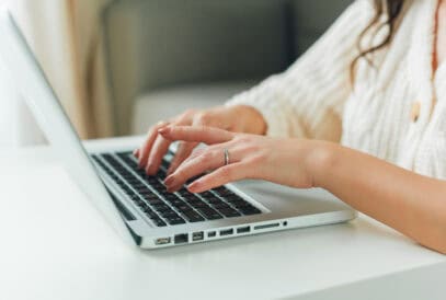 Young,l,Woman,Is,Shopping,Online.,Working,On,The,Internet,Browsing,Computer,Komen
